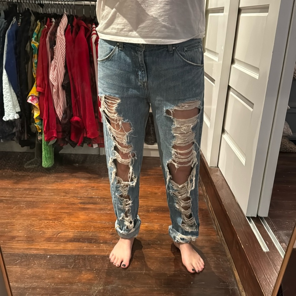 Levi’s Boyfriend Skinny Jeans super distressed and lightweight! - Picture 6 of 6